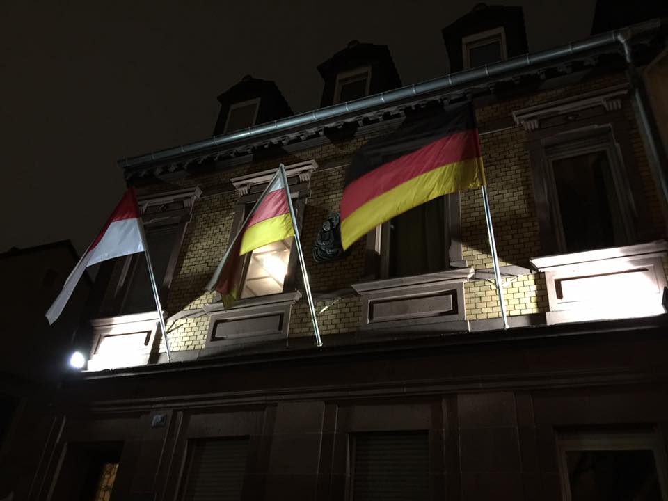 Merowingerhaus bei Nacht